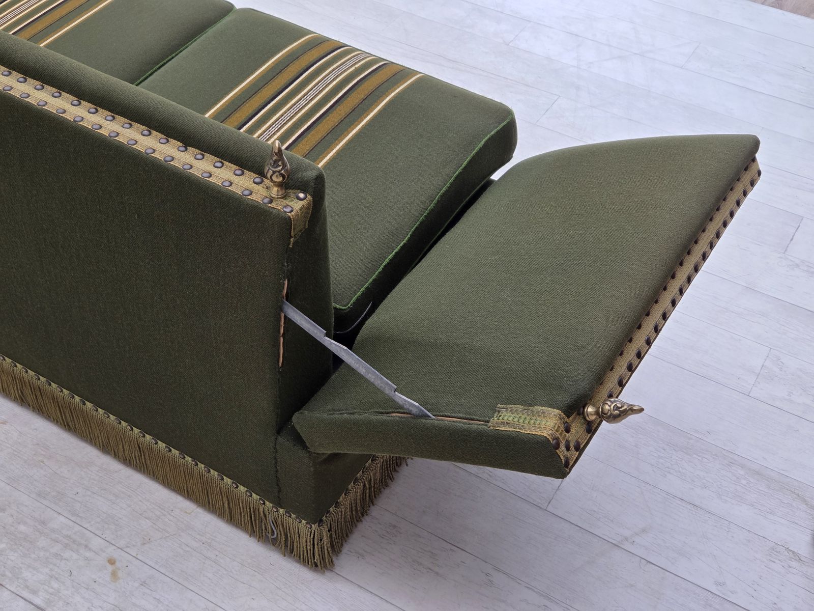Jaren 1970, Deense 2-zits "Spanish" sofa met neervallende armleuningen, meubelwol. photo vintage