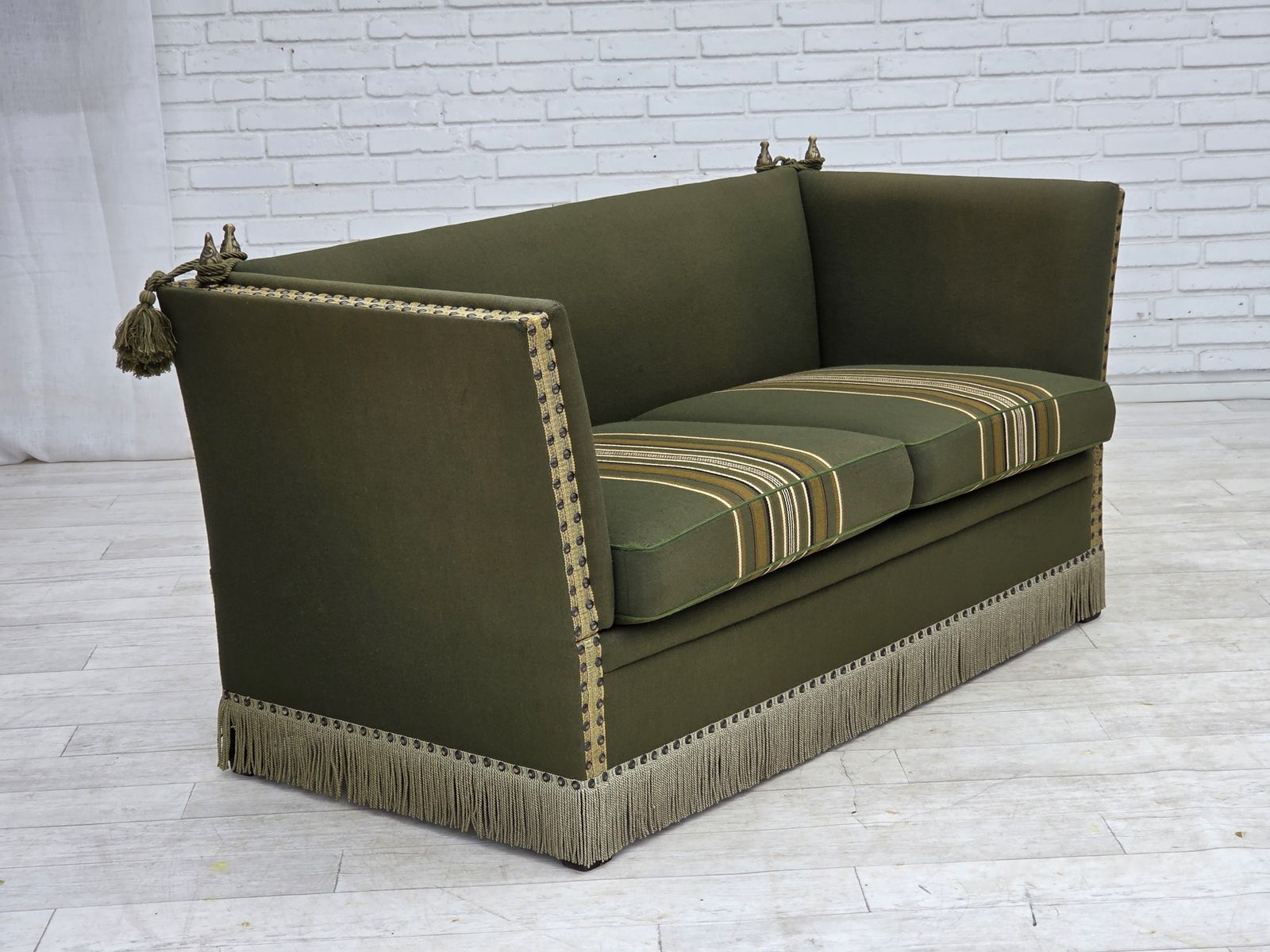 photo for sale Jaren 1970, Deense 2-zits "Spanish" sofa met neervallende armleuningen, meubelwol.