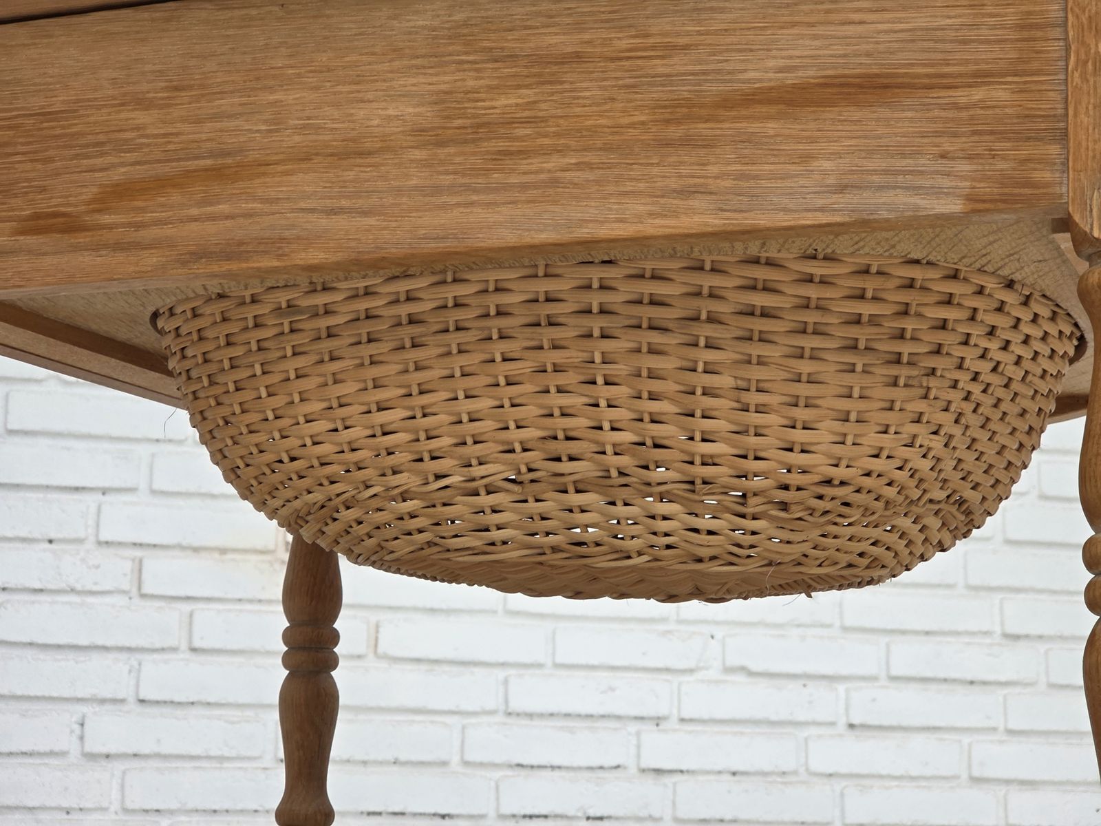 650.0 Scandinavische bijzettafel met lades, jaren 1970, massief eikenhout, rotan. photo