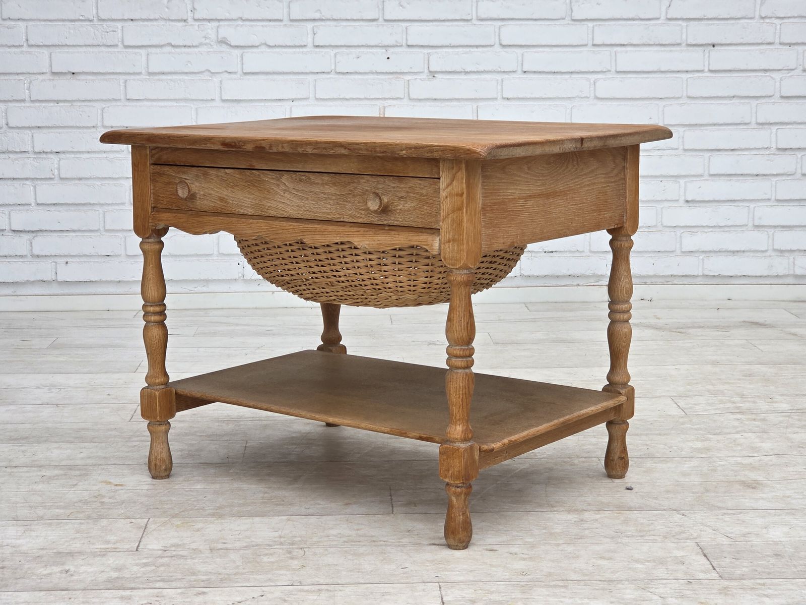 photo vintage Scandinavische bijzettafel met lades, jaren 1970, massief eikenhout, rotan.