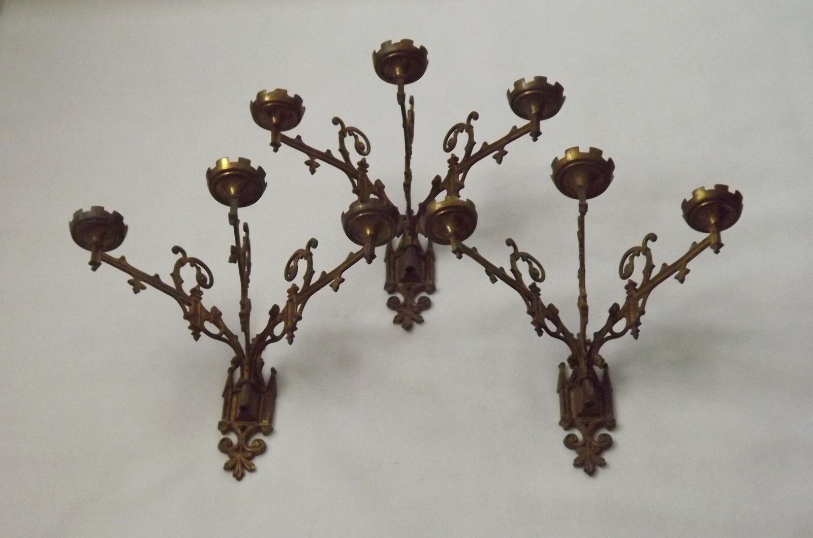 Ensemble de trois appliques murales d'église gothiques en bronze doré, style néo-gothique français photo for sale
