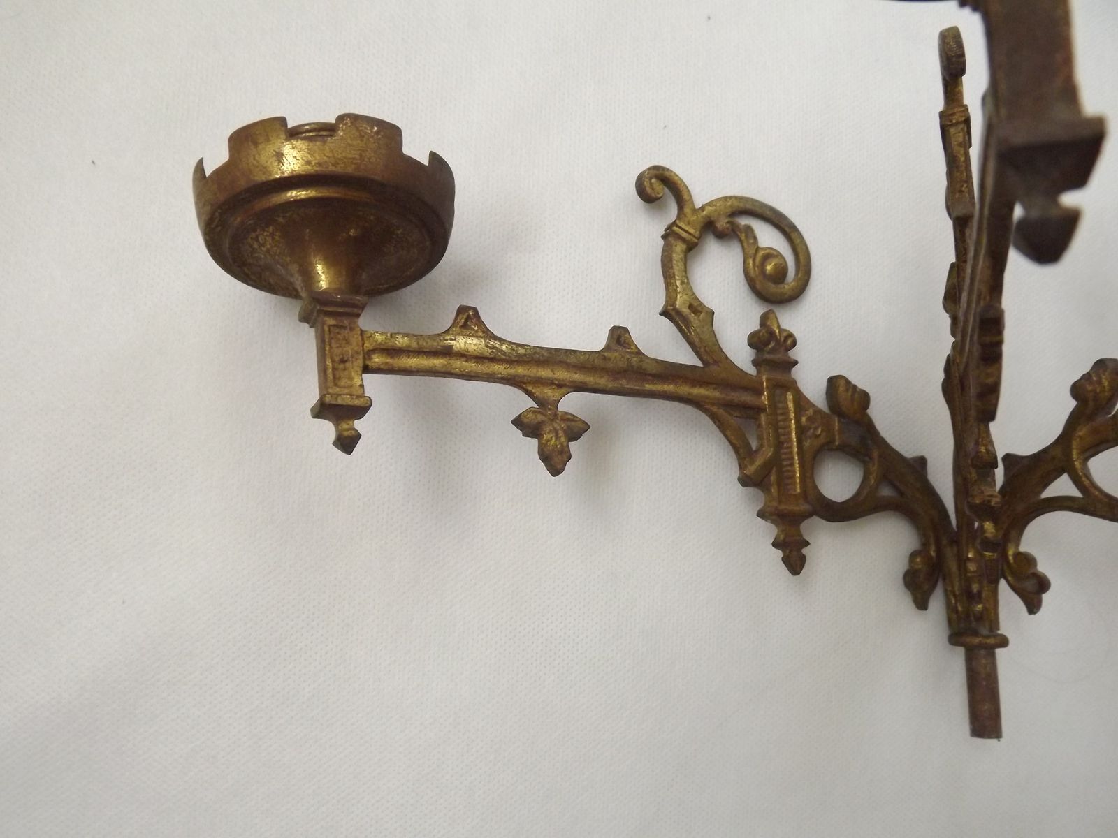 Ensemble de trois appliques murales d'église gothiques en bronze doré, style néo-gothique français photo vinterior