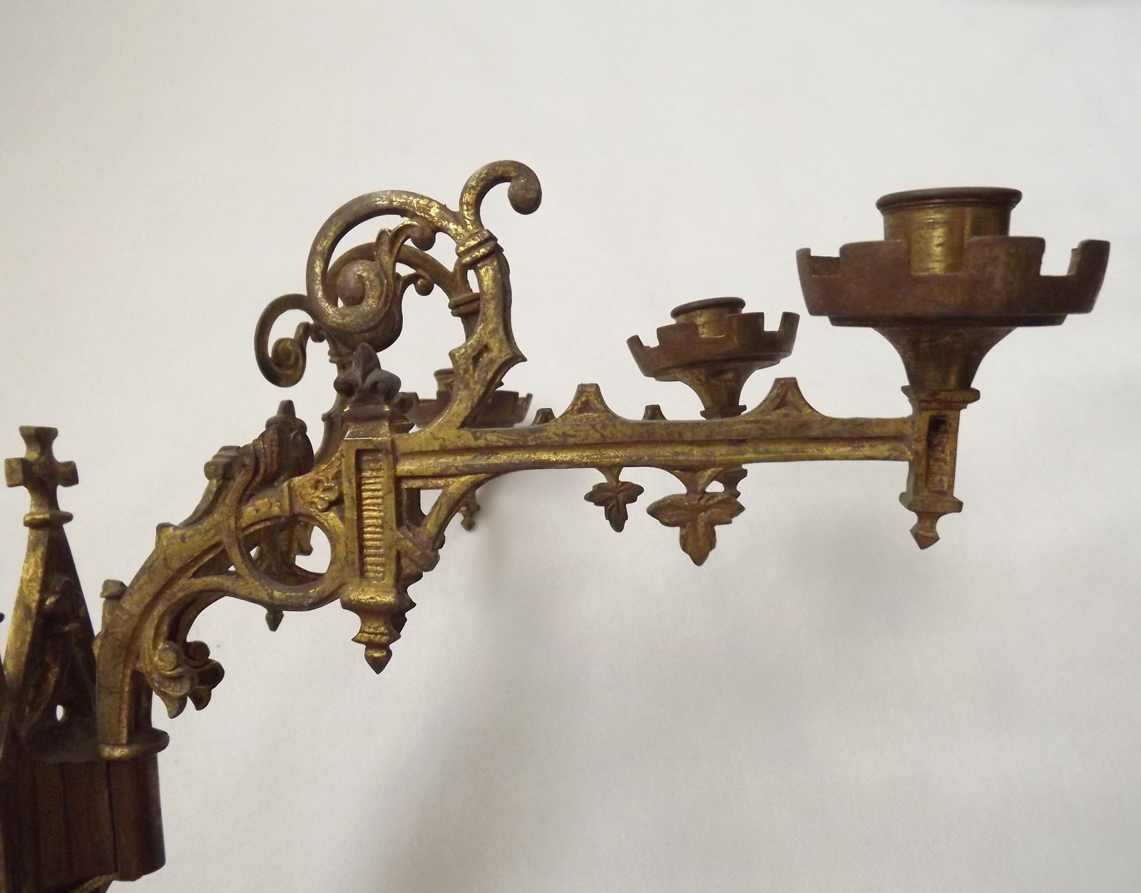 photo furniture Ensemble de trois appliques murales d'église gothiques en bronze doré, style néo-gothique français