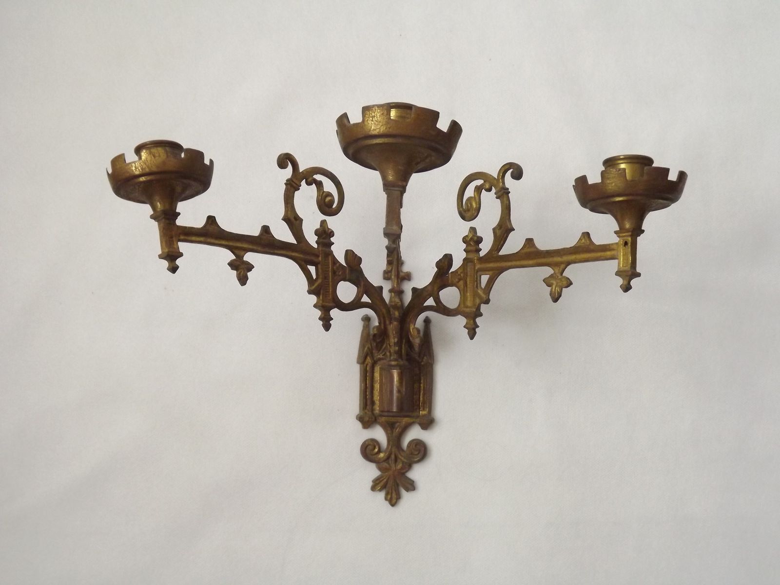 photo buy Ensemble de trois appliques murales d'église gothiques en bronze doré, style néo-gothique français