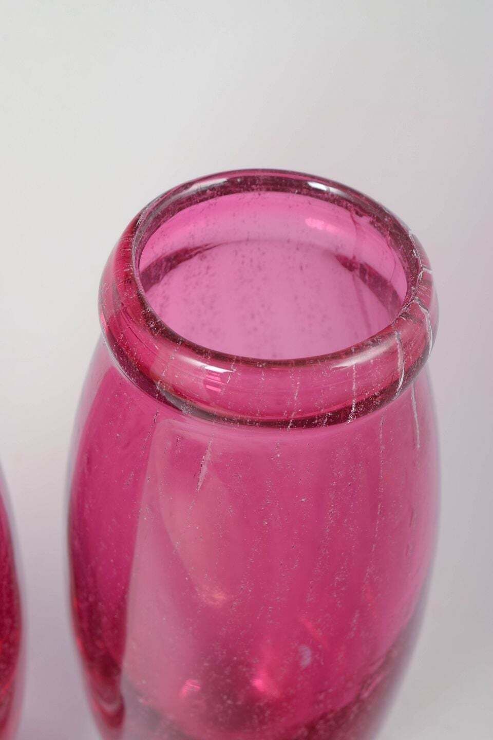 Chribska Glassworks. Set van twee roze kunstglazen vazen, jaren 1990 photo for sale