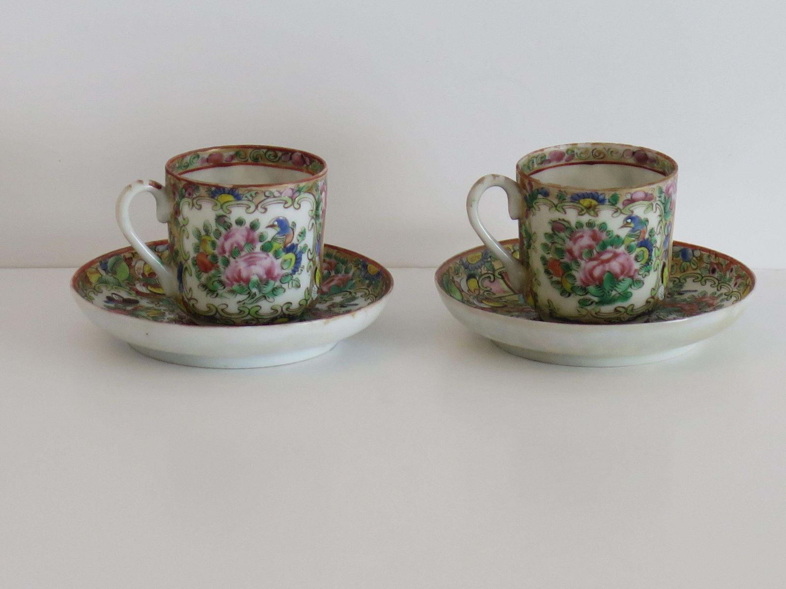 Chinese Export Rose Medallion, twee kopjes en twee schoteltjes, Qing, ca. 1850 photo furniture