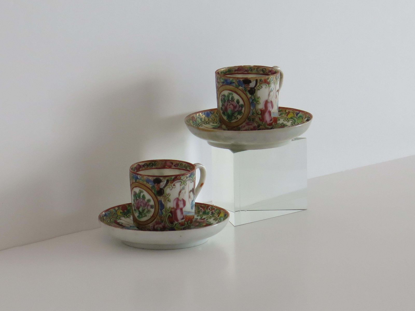 Chinese Export Rose Medallion, twee kopjes en twee schoteltjes, Qing, ca. 1850 photo for sale