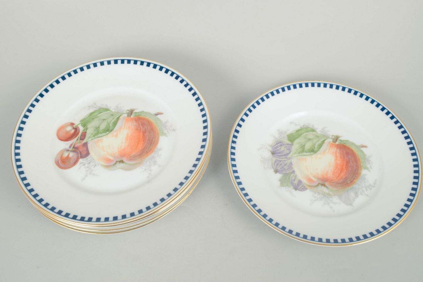 Rosenthal, Duitsland. Set van zes porseleinen borden met fruitmotieven, jaren 1930 photo furniture