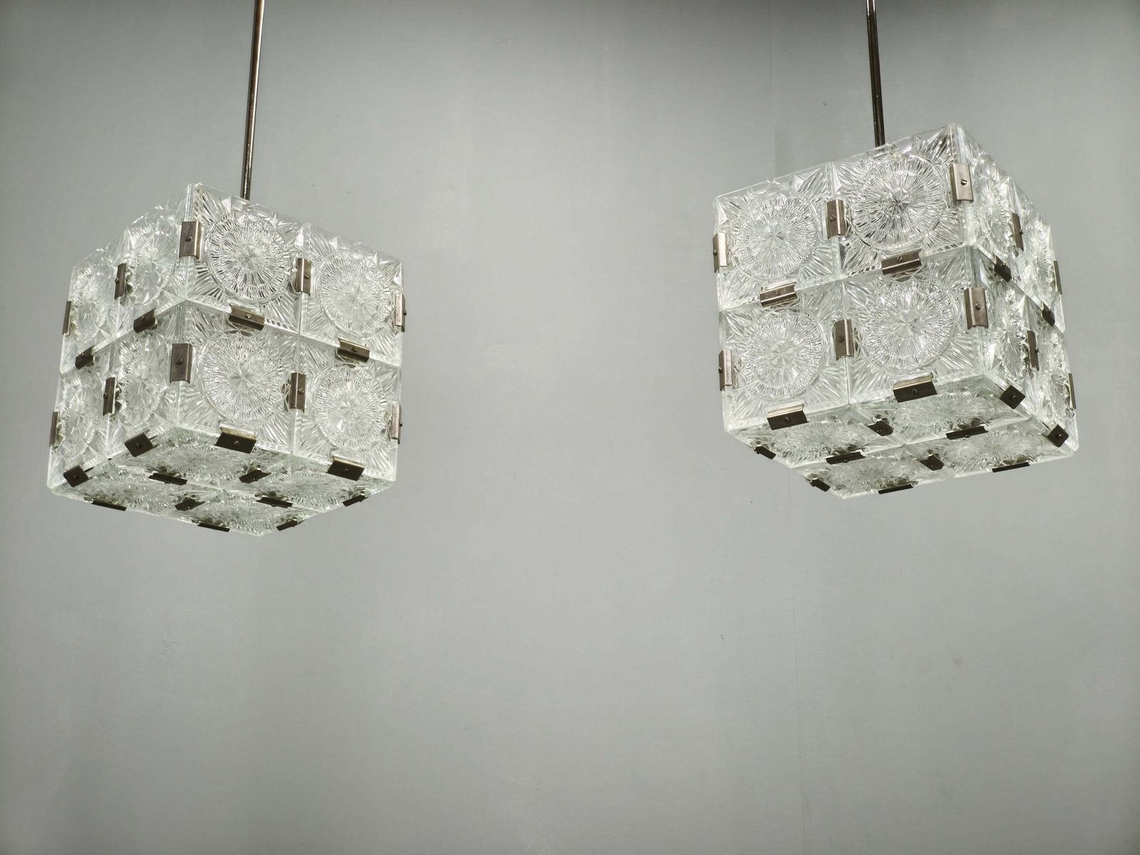 Paar kristallen kubus hanglampen van Lustry Kamenický Šenov, jaren 1970 photo Verlichting