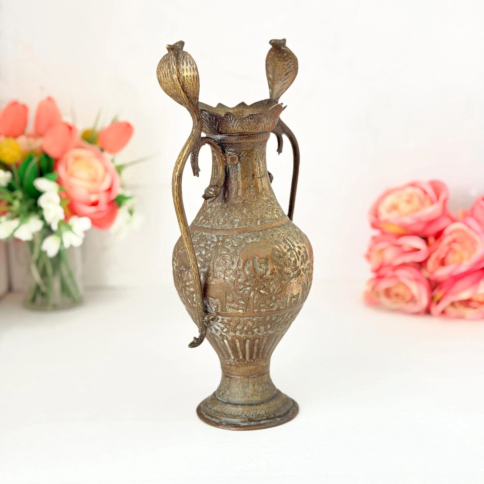 Antiek Indiaas messing vaas met dubbele cobra-handvatten en graveerwerk, 19e eeuw photo Woonaccessoires