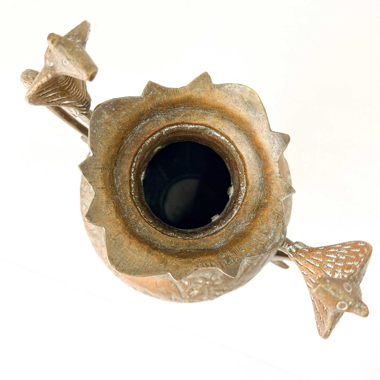 Woonaccessoires Antiek Indiaas messing vaas met dubbele cobra-handvatten en graveerwerk, 19e eeuw photo