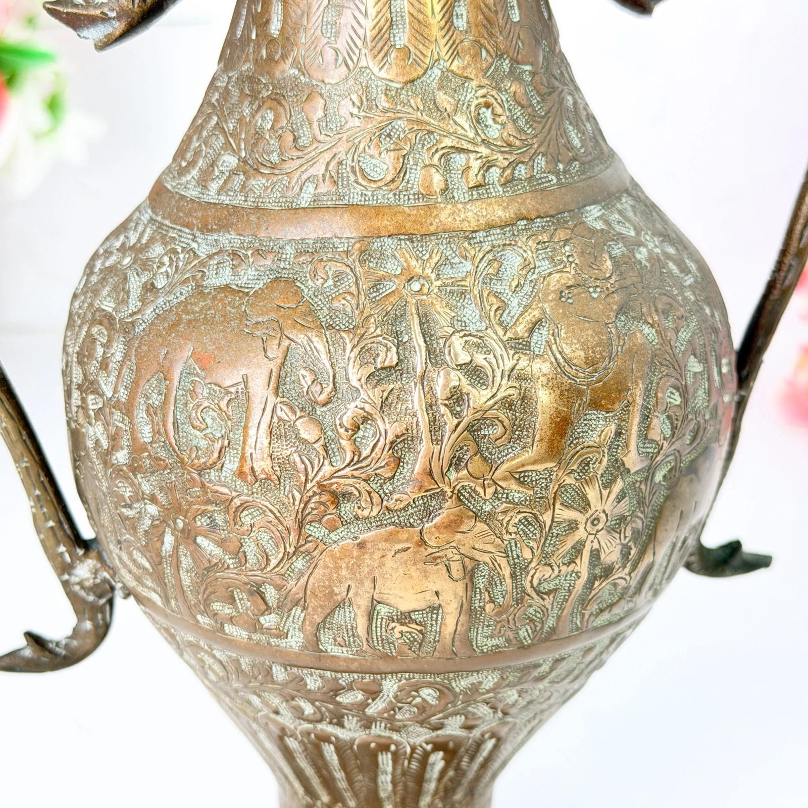 photo vinterior Antiek Indiaas messing vaas met dubbele cobra-handvatten en graveerwerk, 19e eeuw
