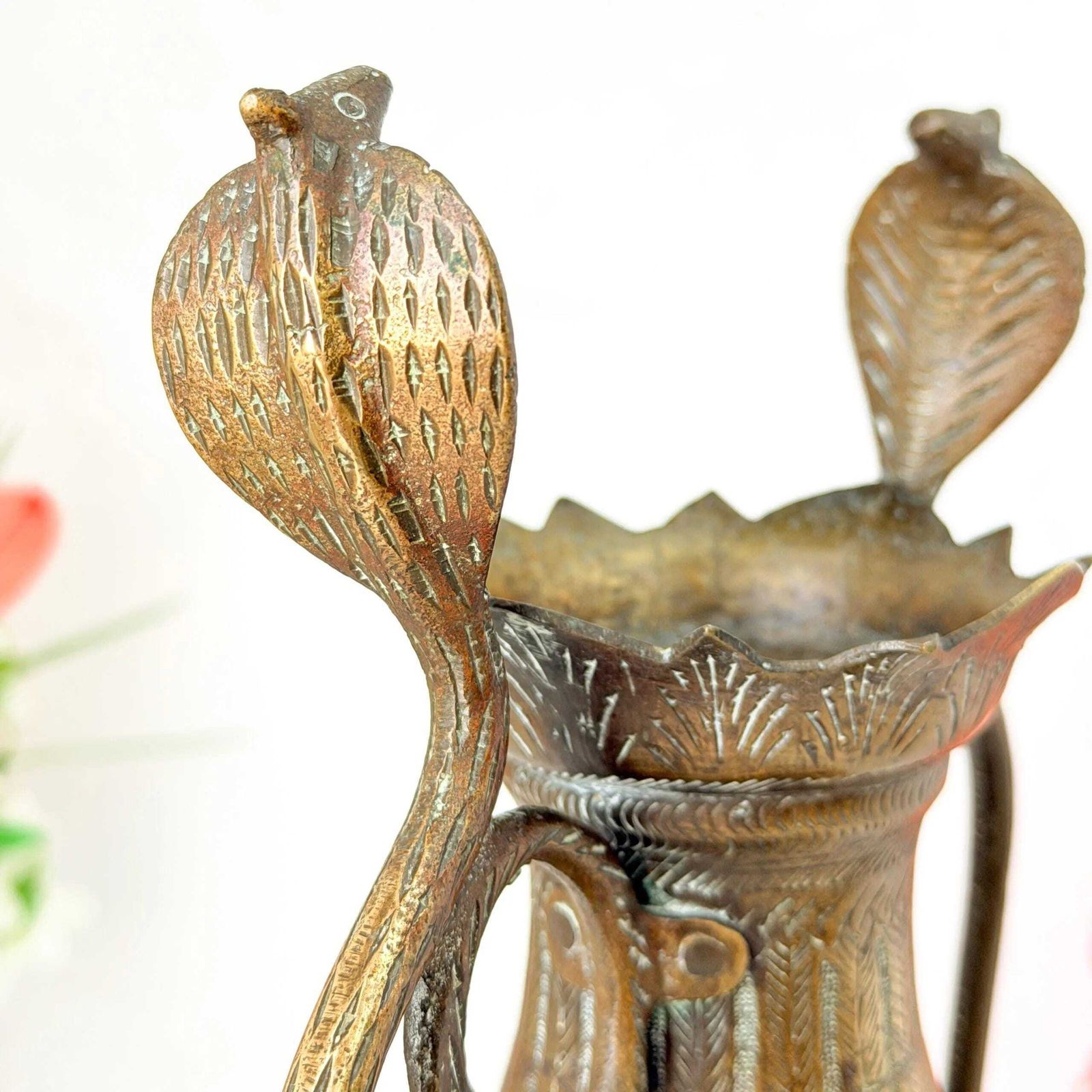 photo vintage Antiek Indiaas messing vaas met dubbele cobra-handvatten en graveerwerk, 19e eeuw