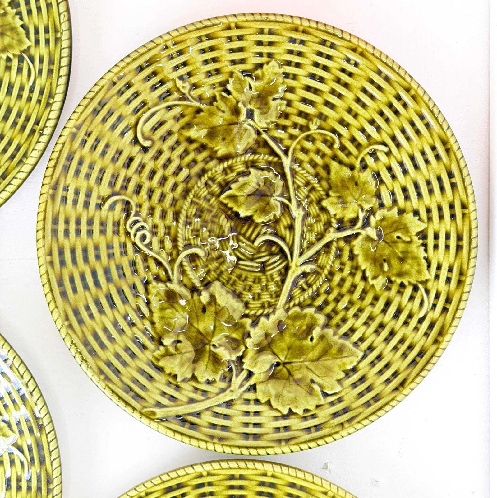 Antiek Sarreguemines Majolica Bordenset, Druivenrank en Vlechtwerk photo 172.0