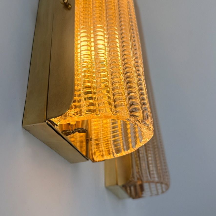 Eind 20e eeuw, paar messing en roze transparant Murano glas wandlampen photo Verlichting