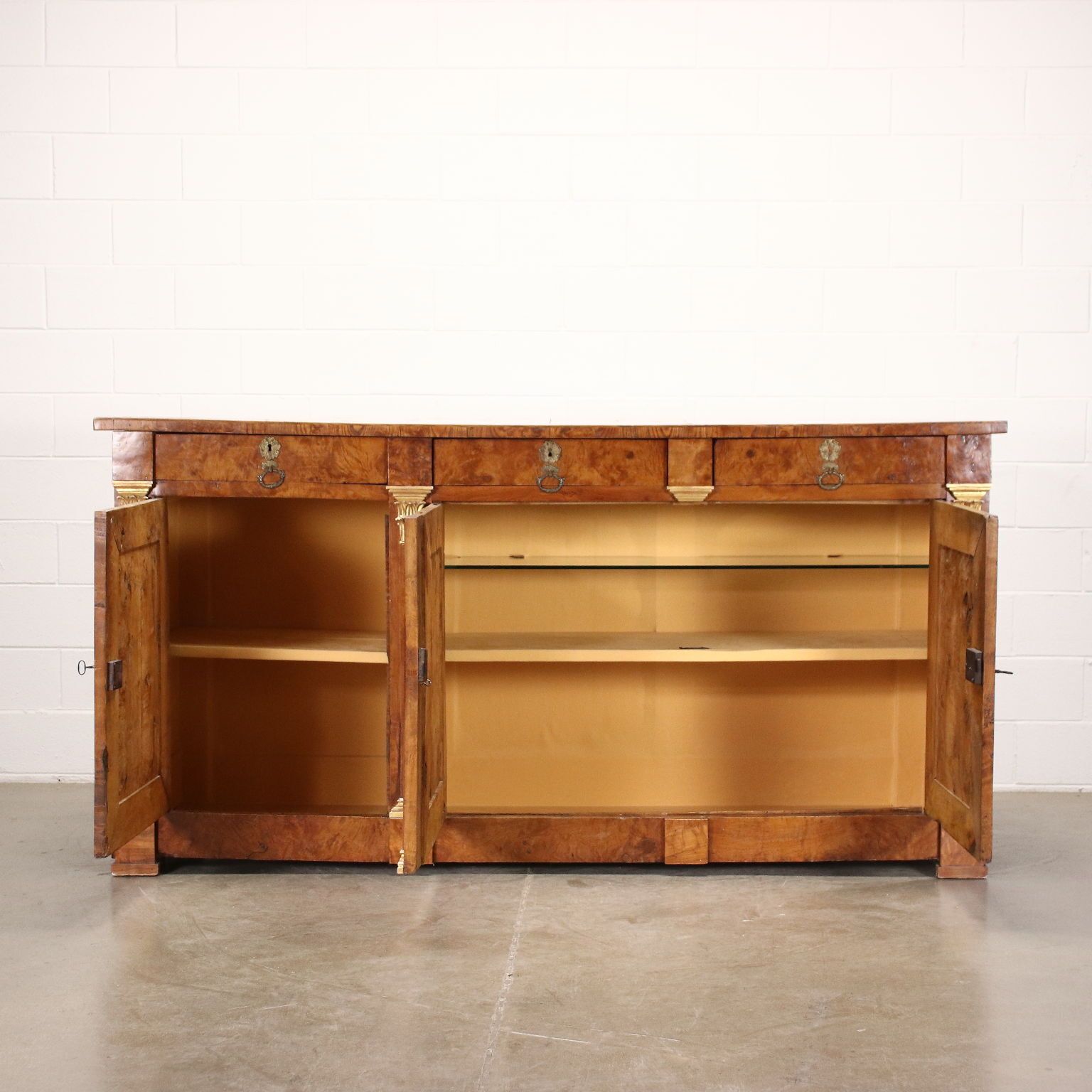 Restauratie dressoir, olm, Frankrijk, 19e eeuw photo Meubels