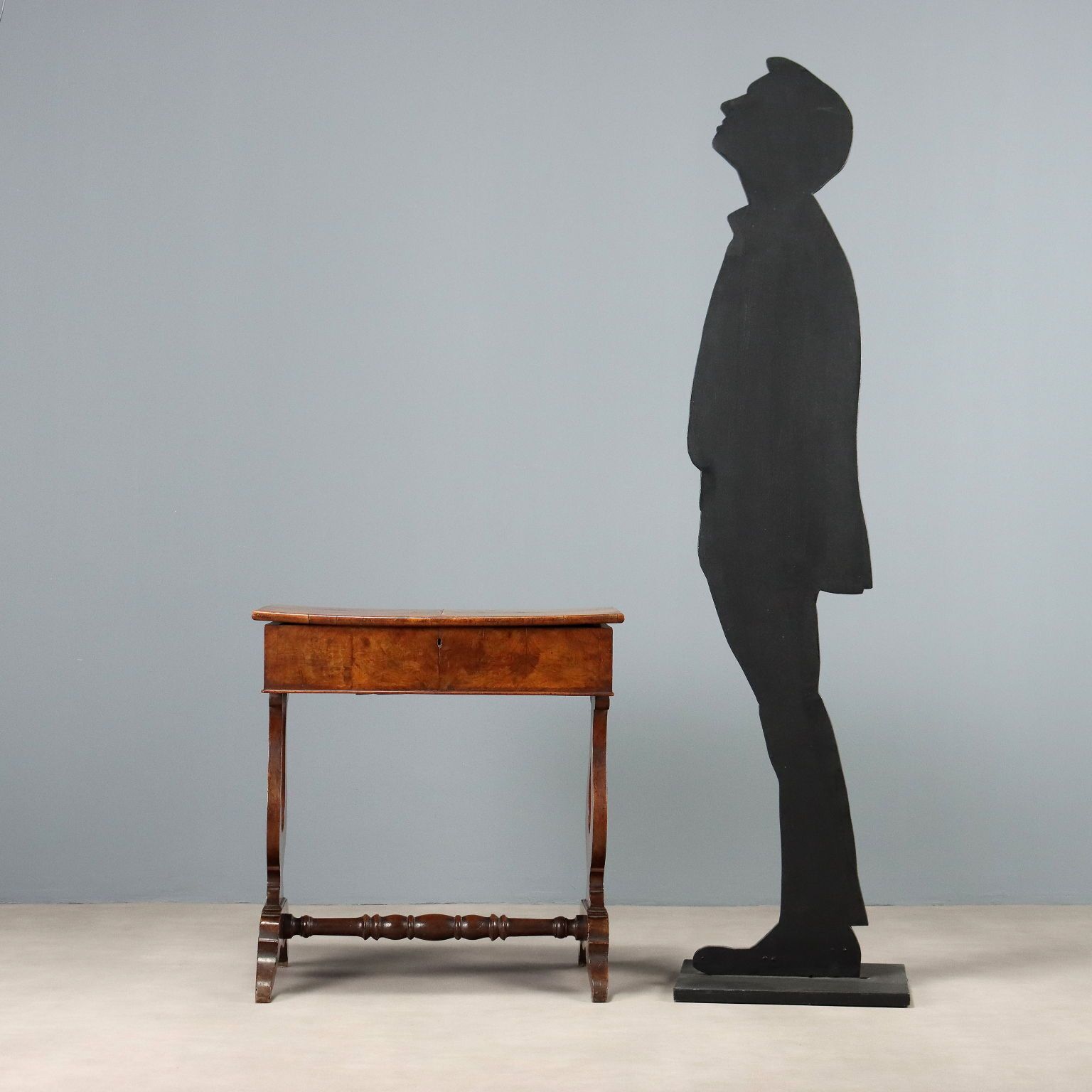 Table en noyer et placage de noyer maillé, Italie, milieu du XIXe siècle photo furniture
