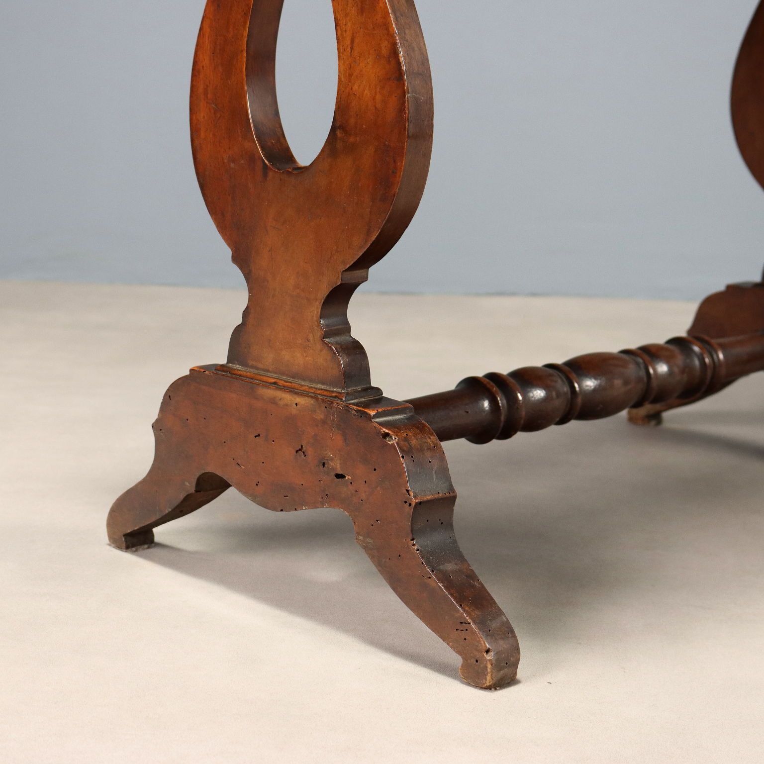 Walnut And Feather Walnut Table, Italië, midden 19e eeuw photo 600.0