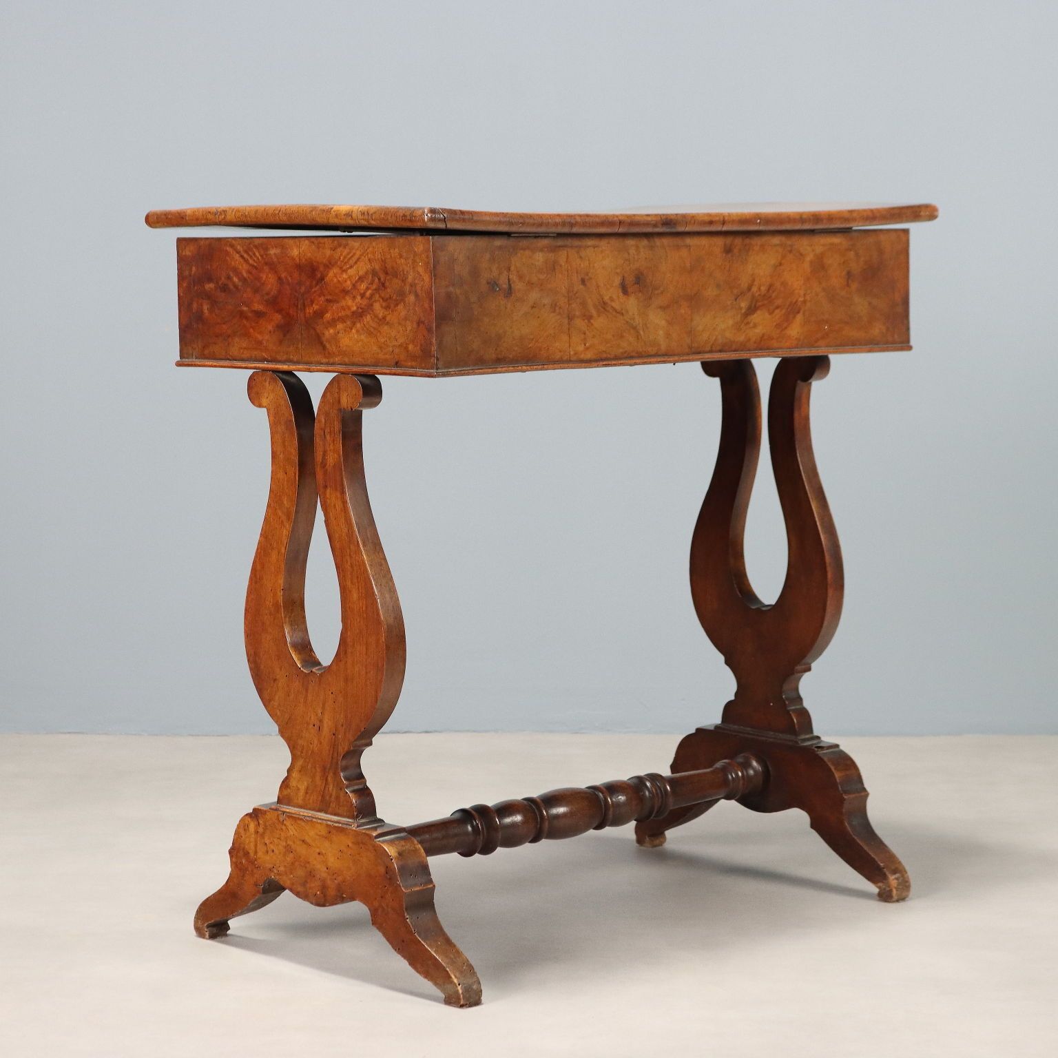 Walnut And Feather Walnut Table, Italië, midden 19e eeuw photo buy