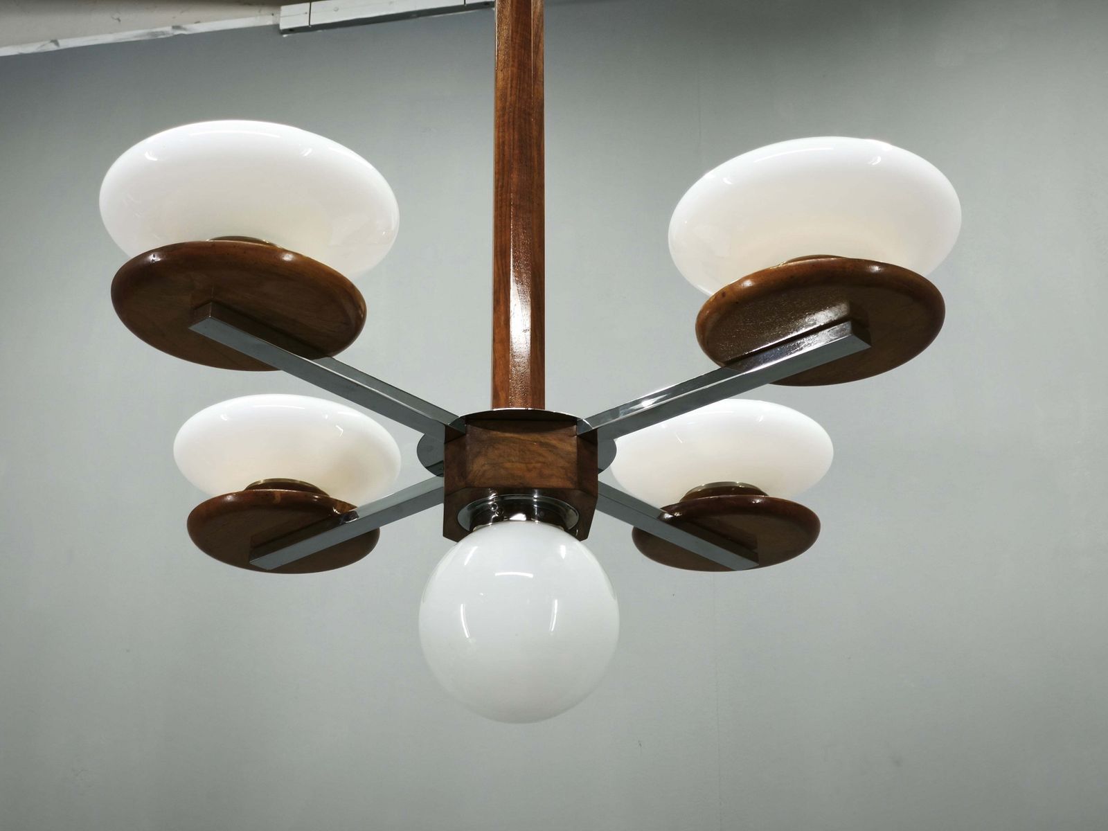 Tsjechische art deco hanglamp van walnoot, chroom en opalineglas, jaren 1930 photo Verlichting
