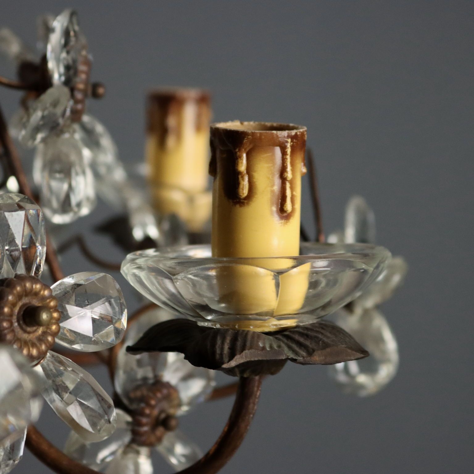Zeslichts kroonluchter van metaal met koperfinish en glas photo Verlichting
