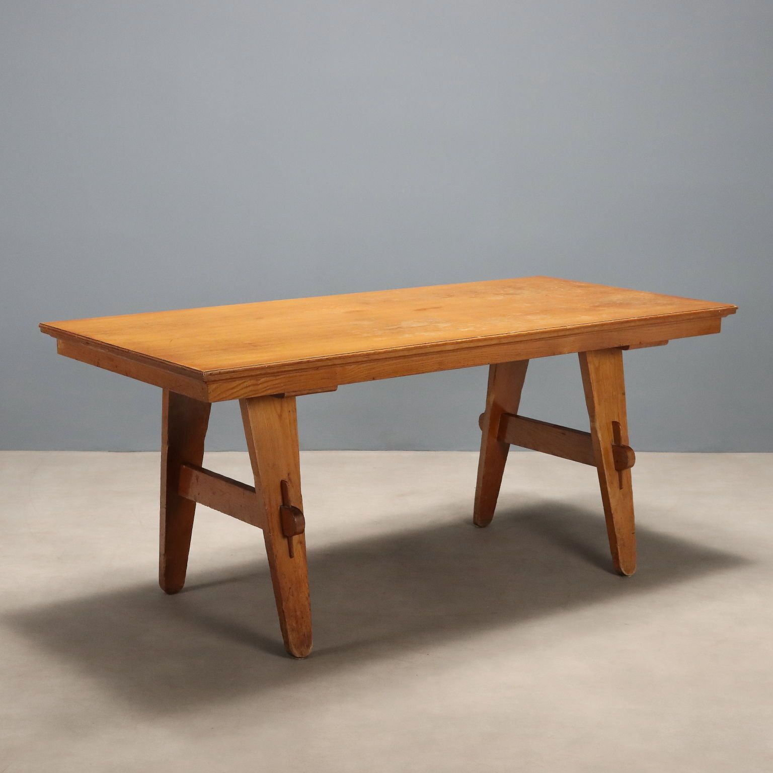 Rustieke tafel, massief hout met eikenfineer, design ca. jaren 1950