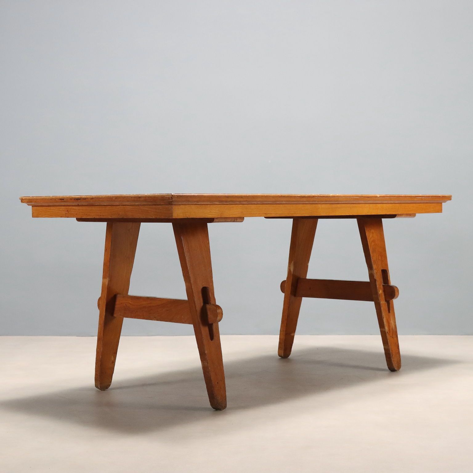 Rustieke tafel, massief hout met eikenfineer, design ca. jaren 1950 photo buy