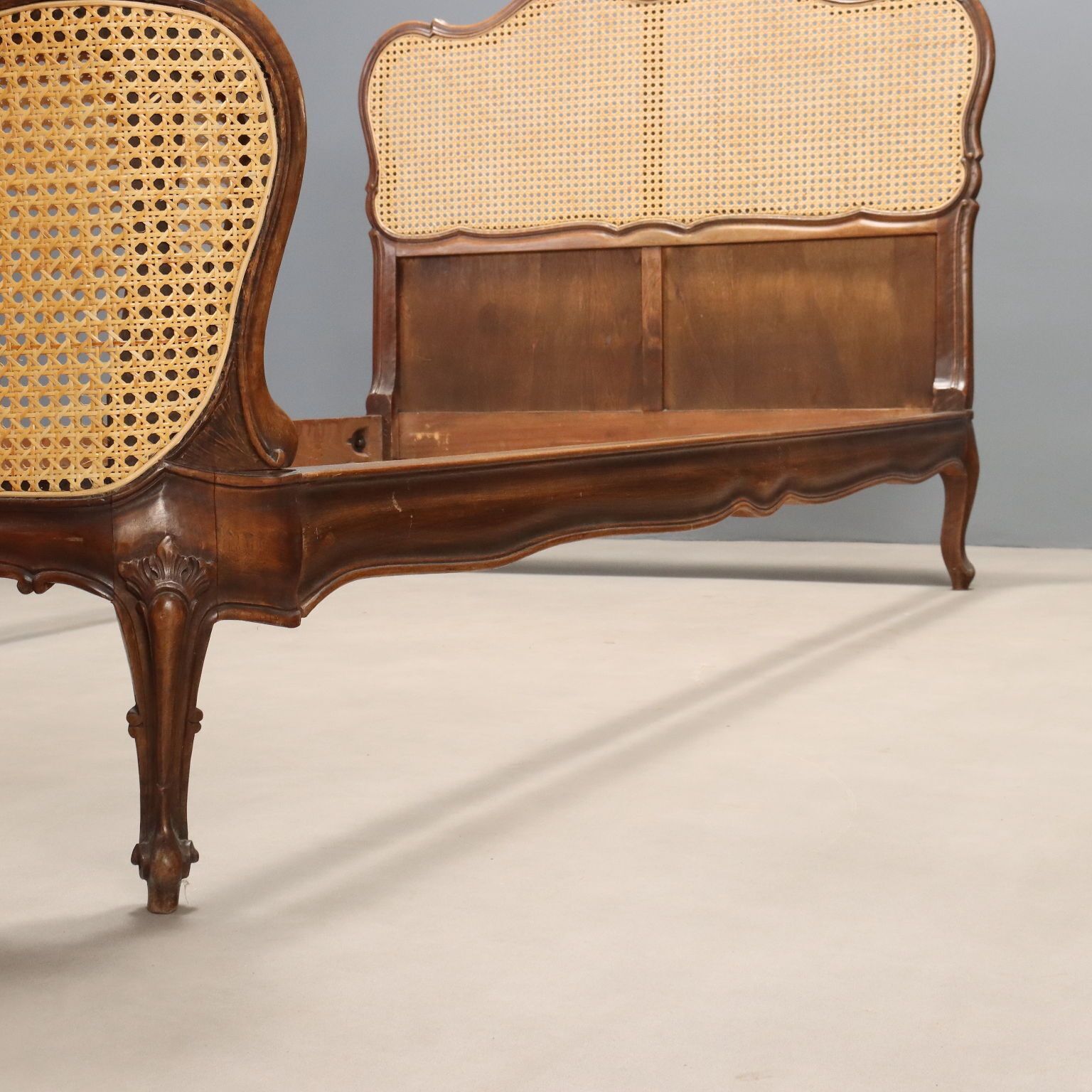 photo furniture Eenpersoons Bed Barokstijl Walnoot Italië XX Eeuw