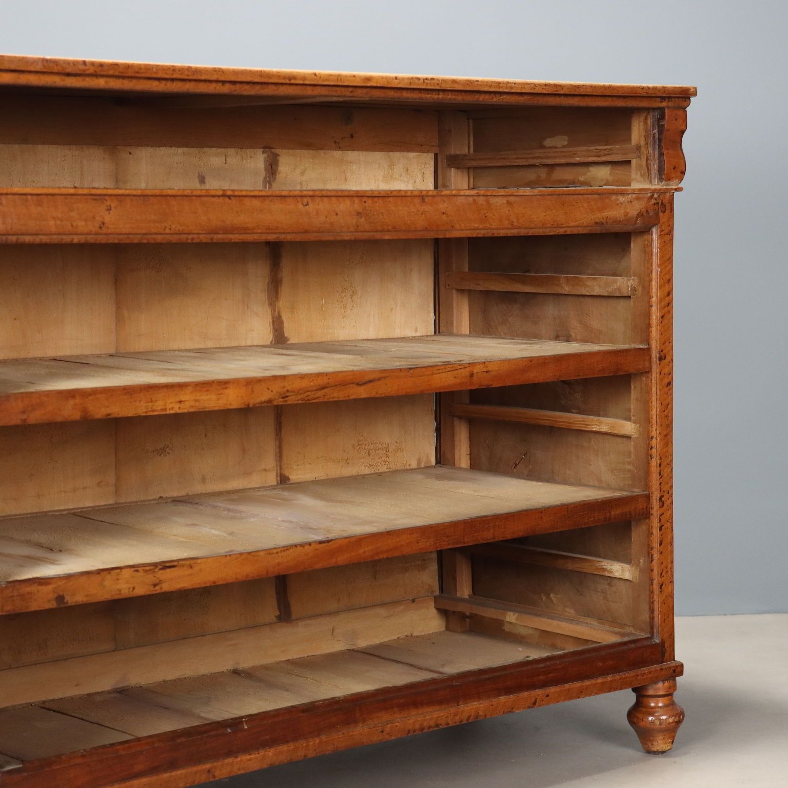 photo furniture Carlo X Walnoot Ladekast   Italië 19e Eeuw
