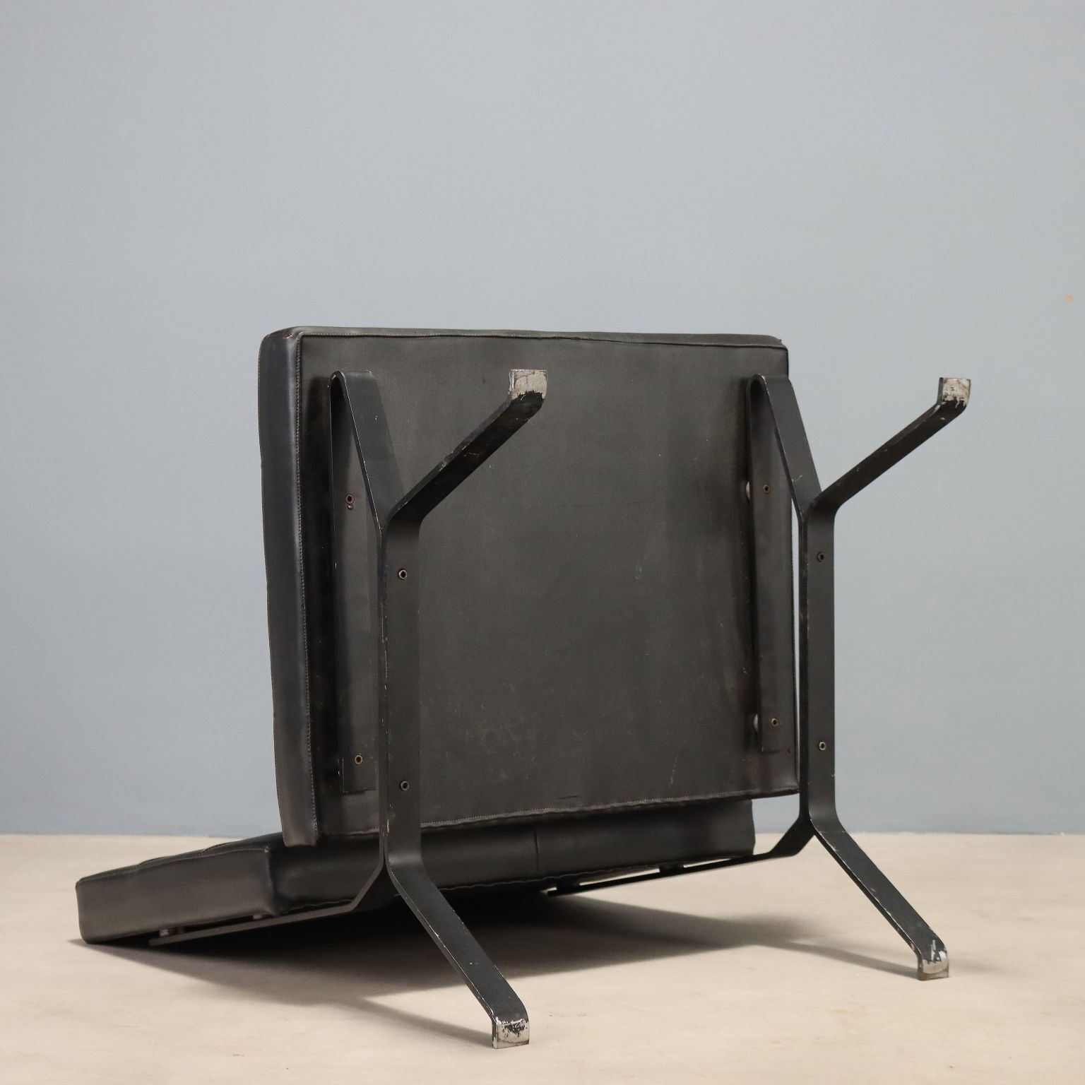 photo for sale Vintage Fauteuil Metalen Frame Zwart Kunstleer Design Italië jaren 1970
