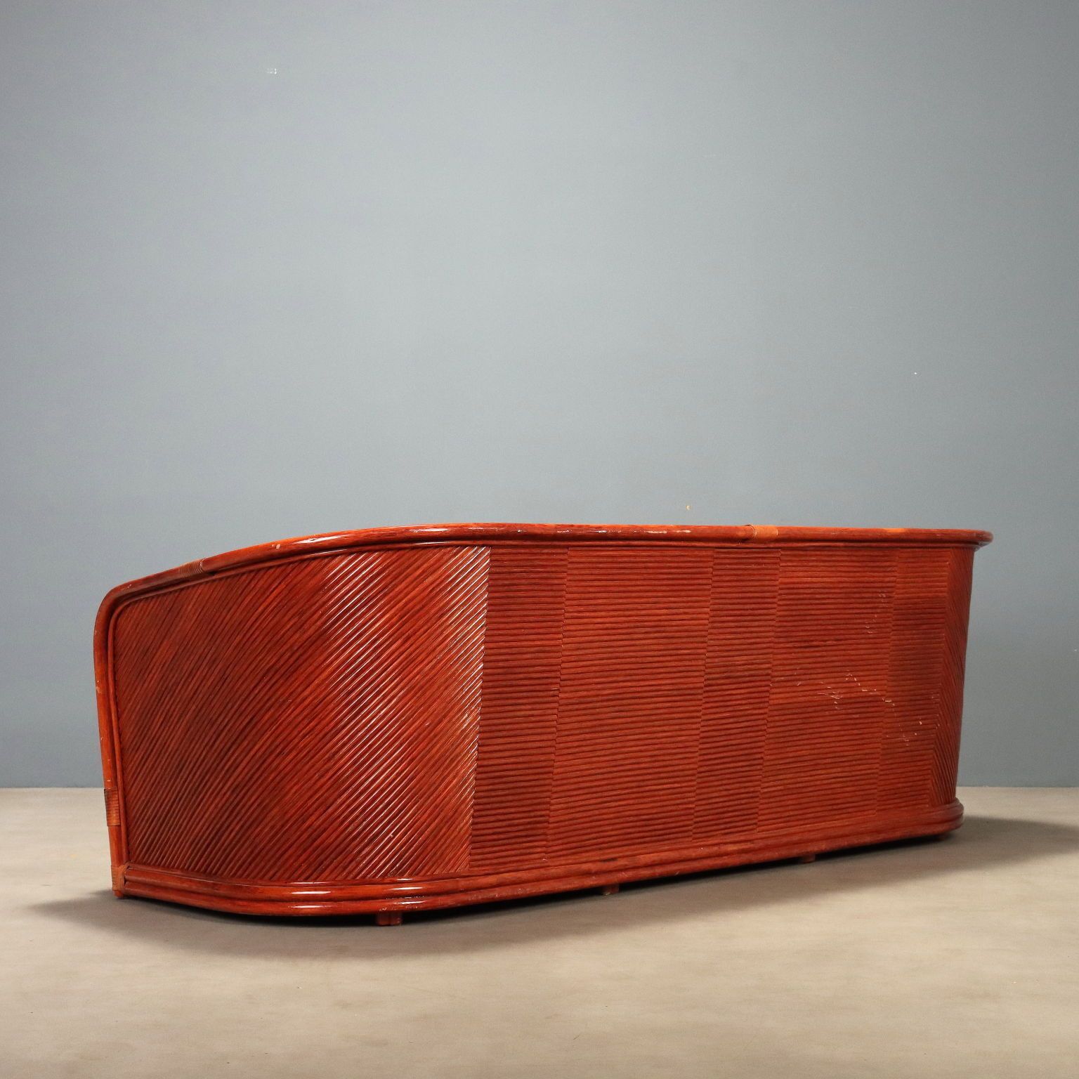1730.0 Jaren 1980 sofa van rattan en rood gelakt bamboe photo