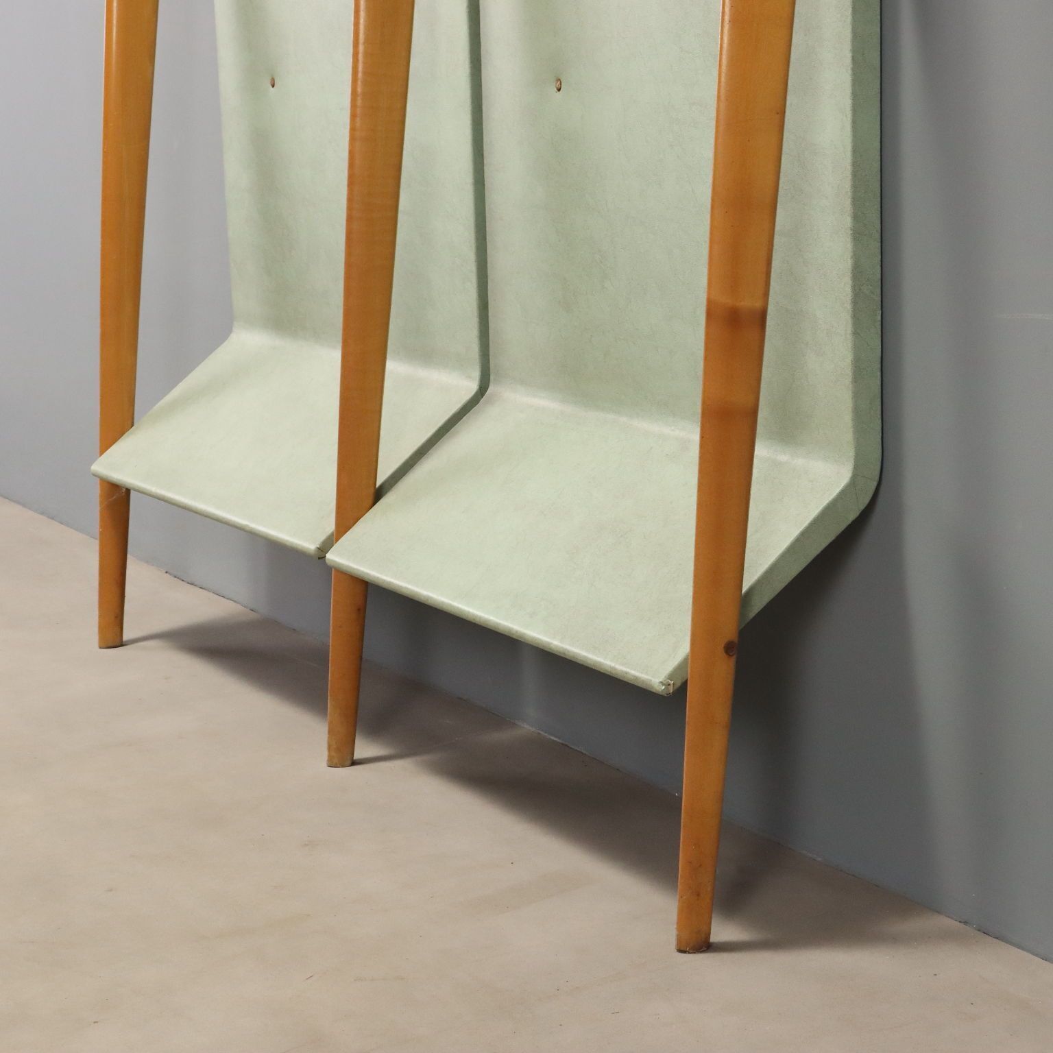 Porte-manteau vintage en hêtre et similicuir, laiton, design italien, années 1960 photo vinterior