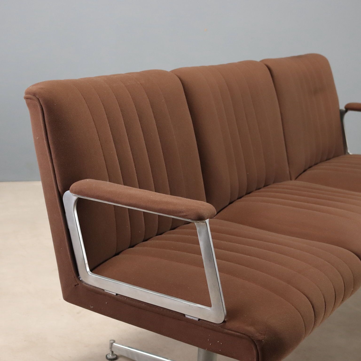 Vintage driezitsbank, metaal en stof, Italiaans design, jaren 1960 photo for sale