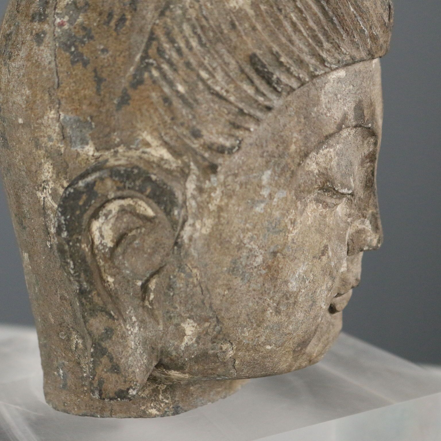 Moderne sculptuur stenen boeddha plexiglazen voet Thailand jaren 1990 photo 310.0