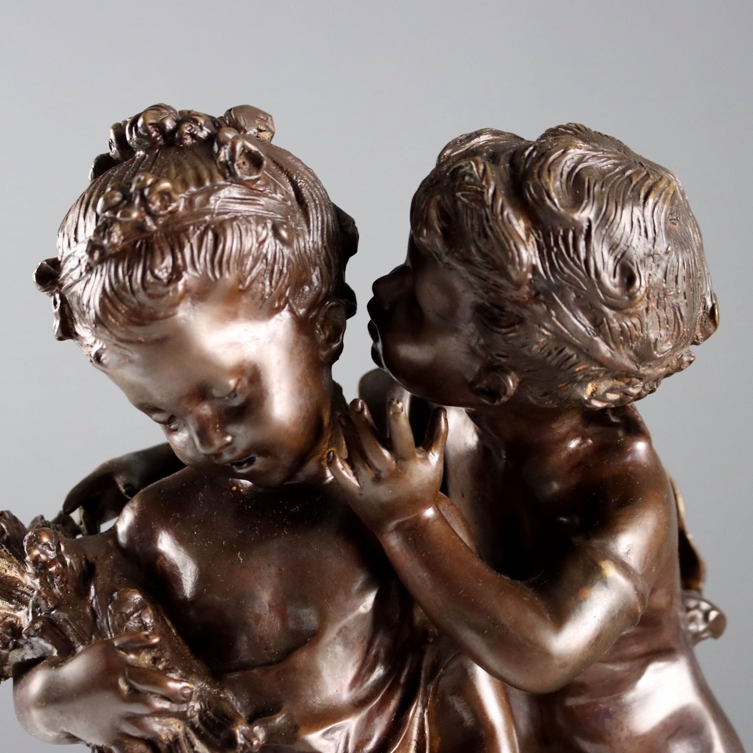 Bronzen sculptuur van Auguste Moreau, Fluisterende kinderen photo for sale