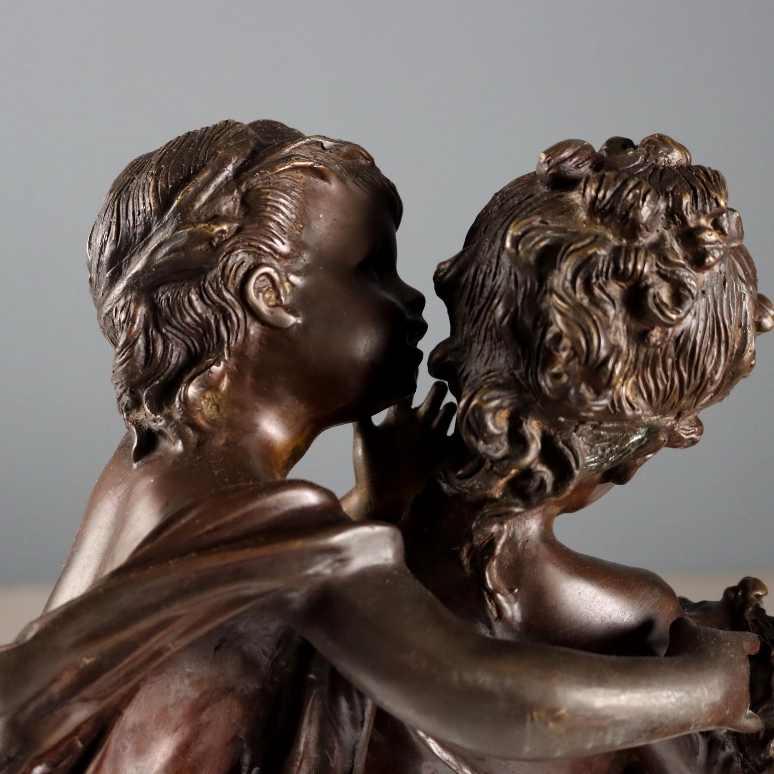 Bronzen sculptuur van Auguste Moreau, Fluisterende kinderen photo Kunst