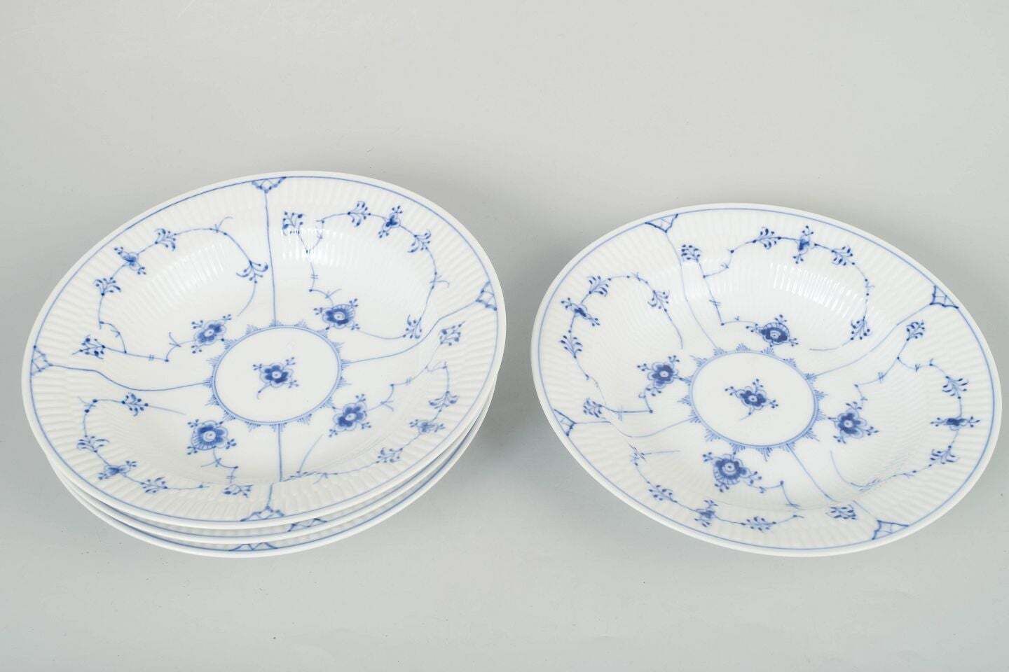 Royal Copenhagen, Blue Fluted Plain. Vier diepe porseleinen borden. Jaren 1920 1940 photo furniture