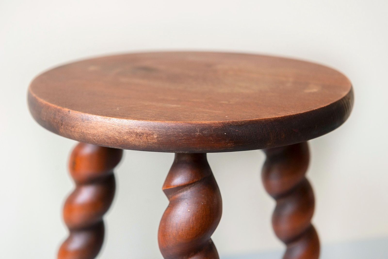 Tabouret français vintage à pieds torsadés   Sellette ronde en bois   Petite table d'appoint tripode photo buy