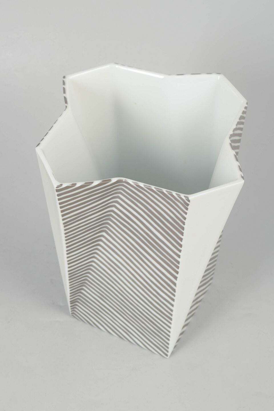 Vase « Futura » en porcelaine géométrique Bing & Grøndahl, années 1970, par Else Kamp photo furniture