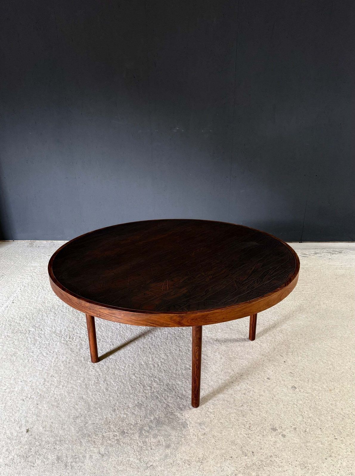 Mid-century Modern Scandinavisch Design Salontafel van Teak met Sculpturaal Koperen Inlegwerk, Denemarken, jaren 1960 photo Meubels