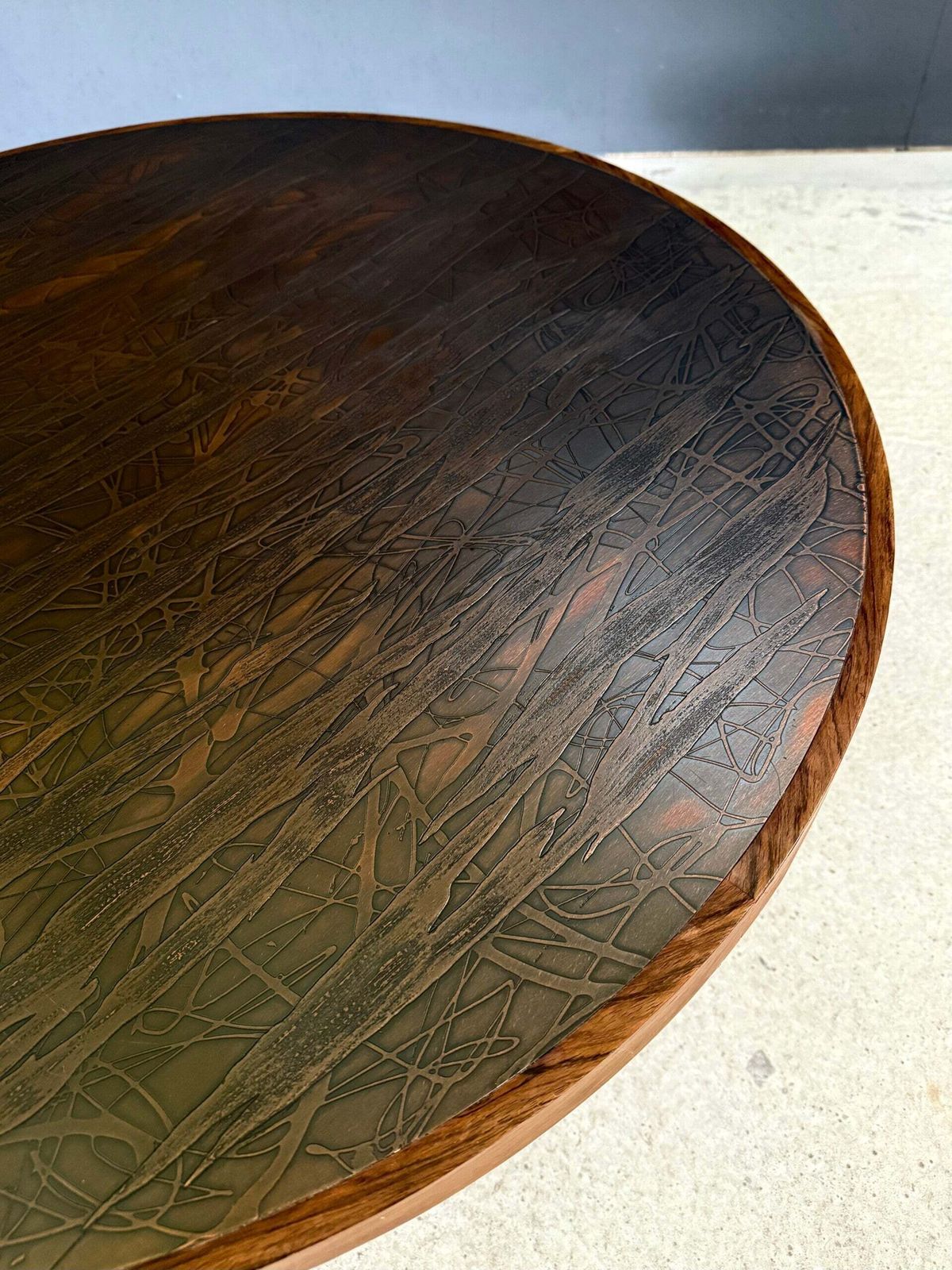 photo buy Mid-century Modern Scandinavisch Design Salontafel van Teak met Sculpturaal Koperen Inlegwerk, Denemarken, jaren 1960