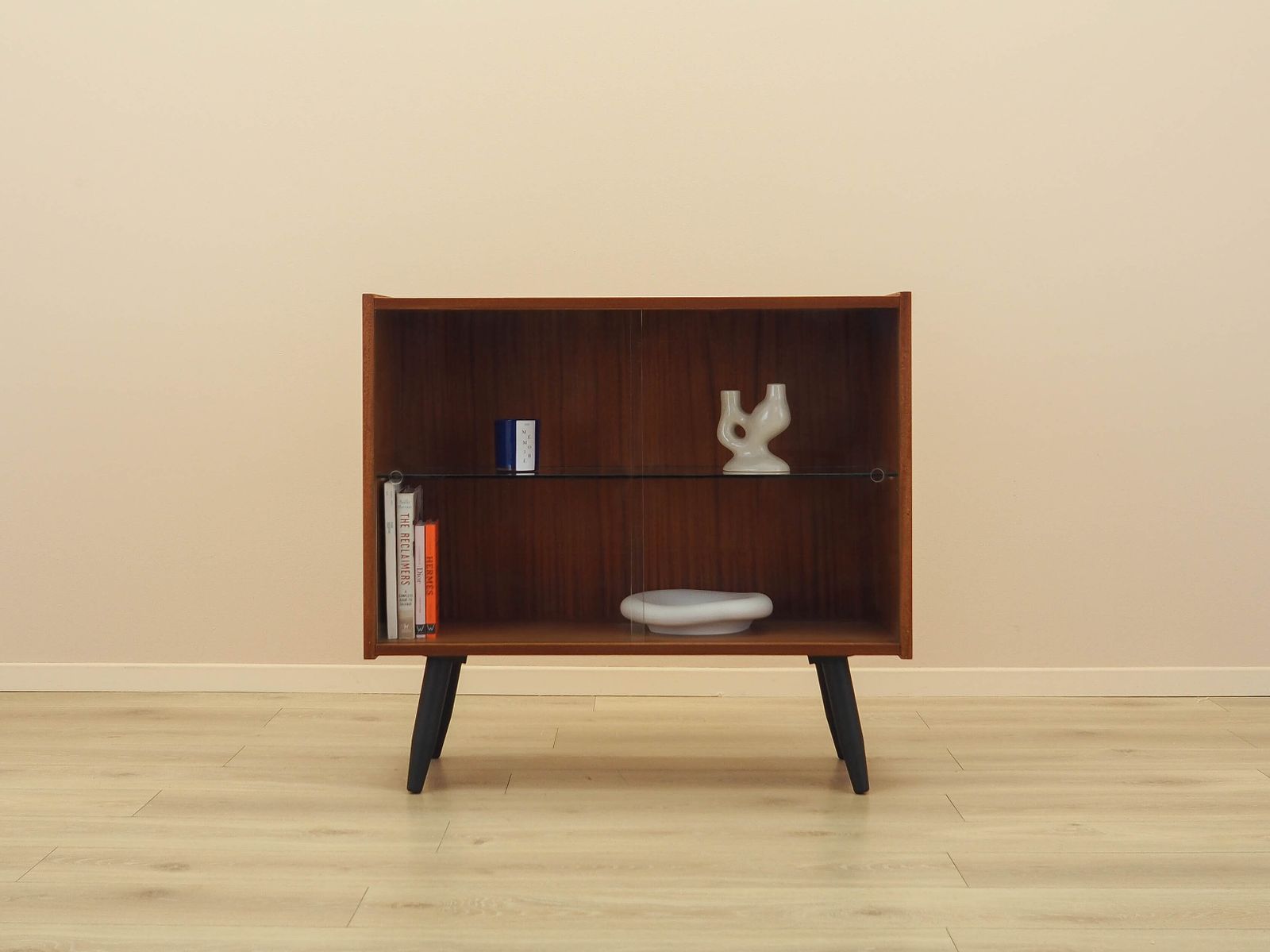Deens vitrinekastje met schuifdeuren van glas, mahoniehouten fineer, jaren 1970 photo furniture