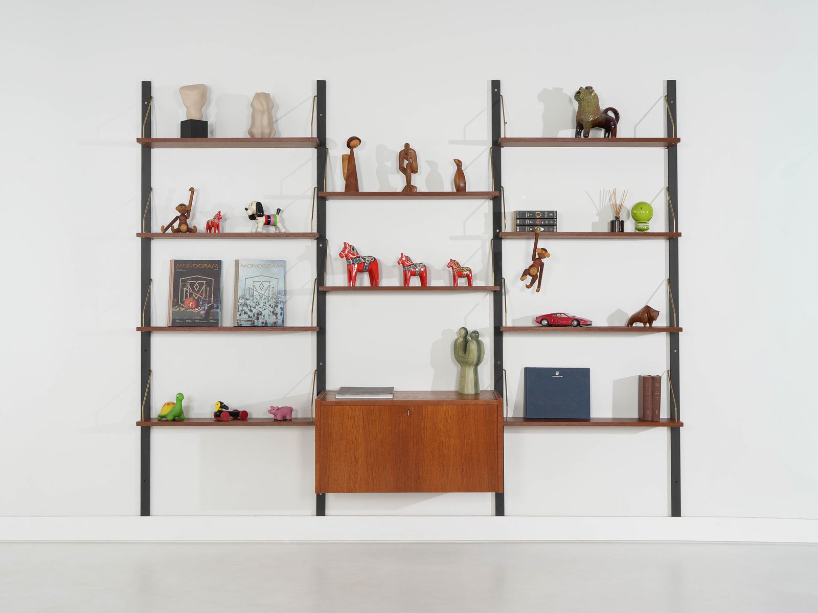 Deens modulair wandmeubel ca. jaren 1970, teakfineer met zwarte wandrails, tien planken photo furniture