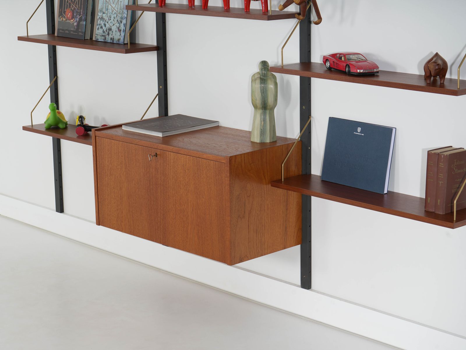 Deens modulair wandmeubel ca. jaren 1970, teakfineer met zwarte wandrails, tien planken photo 2519.0