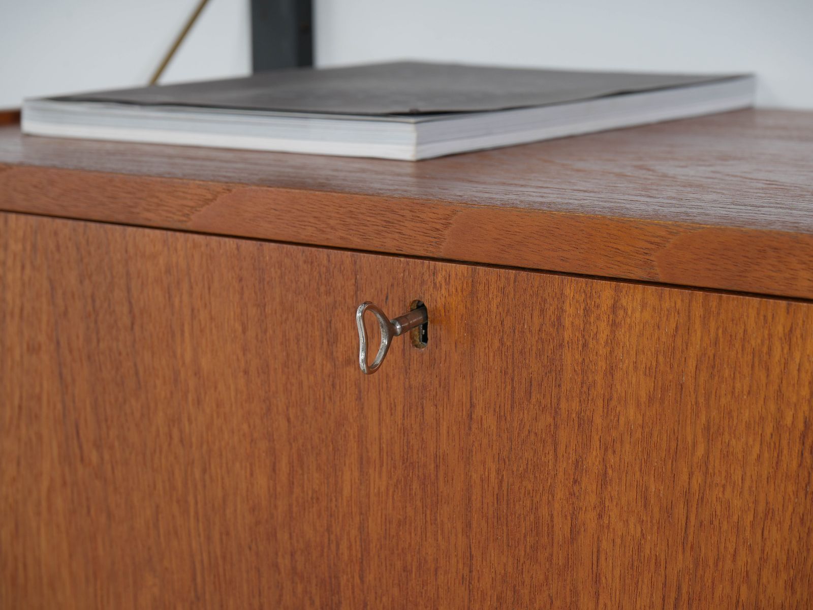 photo for sale Deens modulair wandmeubel ca. jaren 1970, teakfineer met zwarte wandrails, tien planken