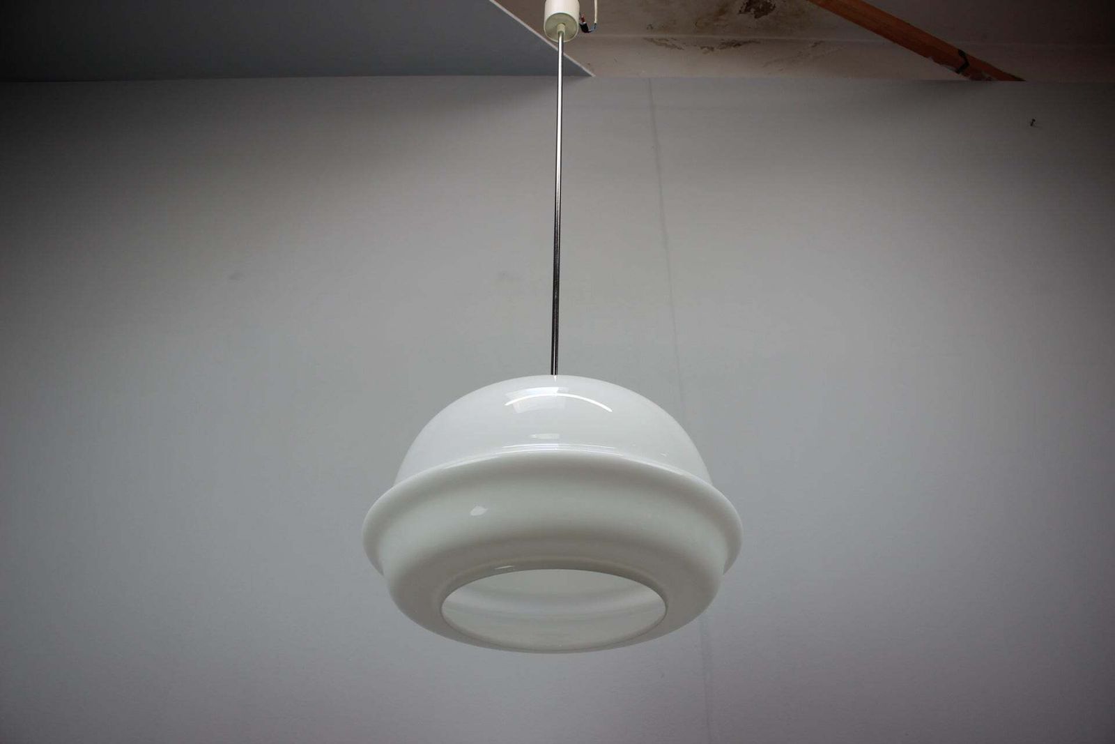 Tsjechoslowaakse Space Age hanglamp van opaline melkglas, jaren 1970 photo furniture