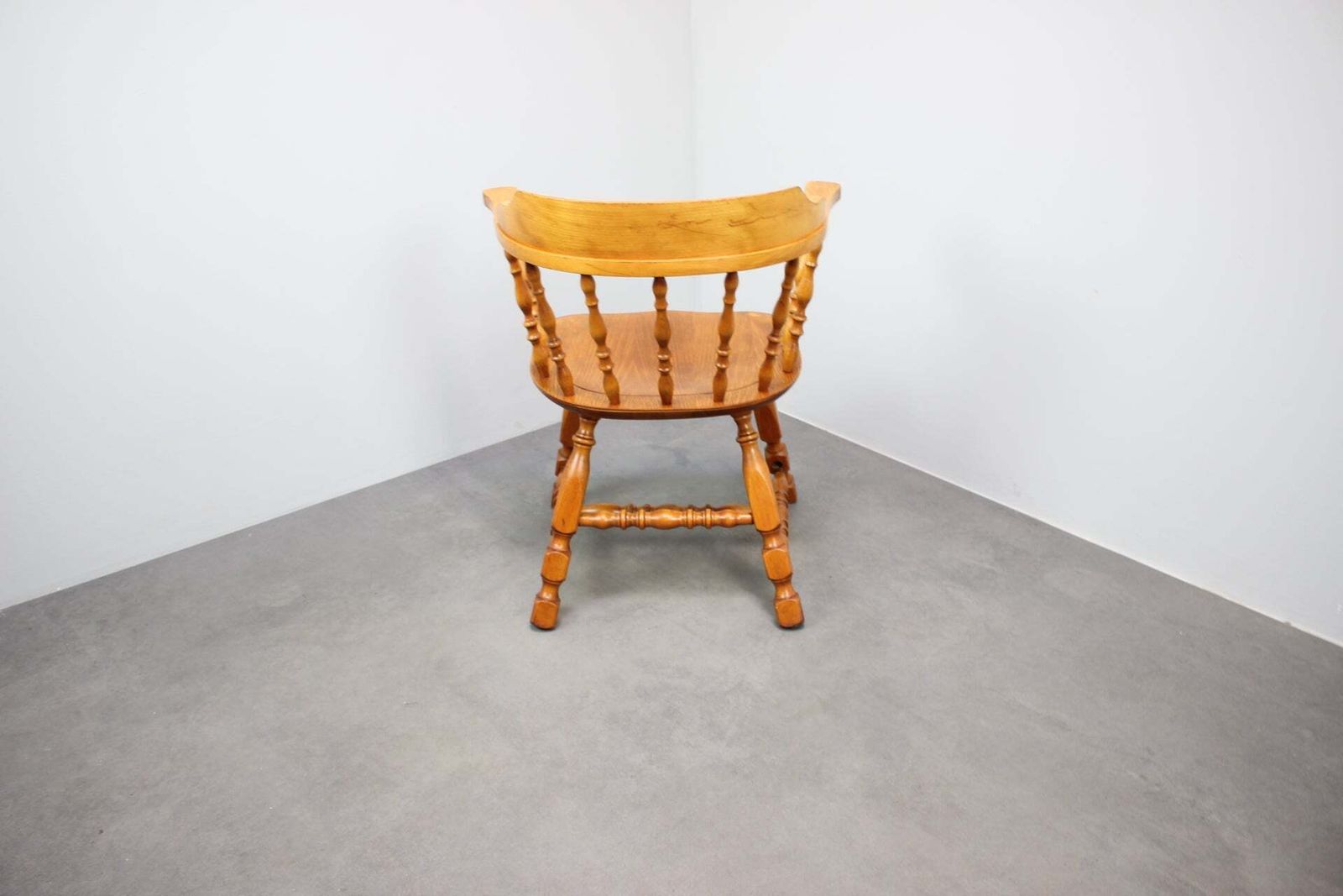 Fauteuil vintage de style Windsor à dossier à fuseaux, Europe centrale, vers les années 1970-1980 photo vinterior