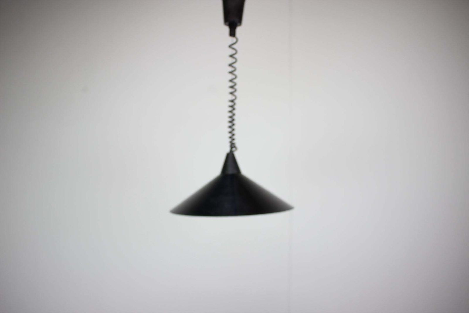 Lampe suspendue Space Age en métal noir, Tchécoslovaquie, années 1970 photo furniture