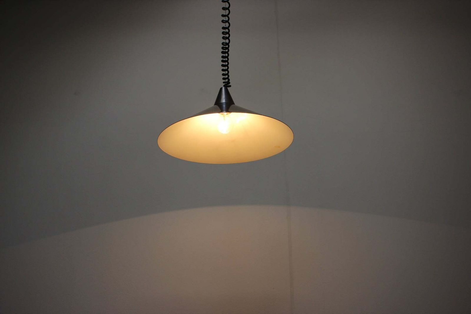 photo furniture Hanglamp, Tsjecho-Slowakije, jaren 1970, Space Age, zwart metaal