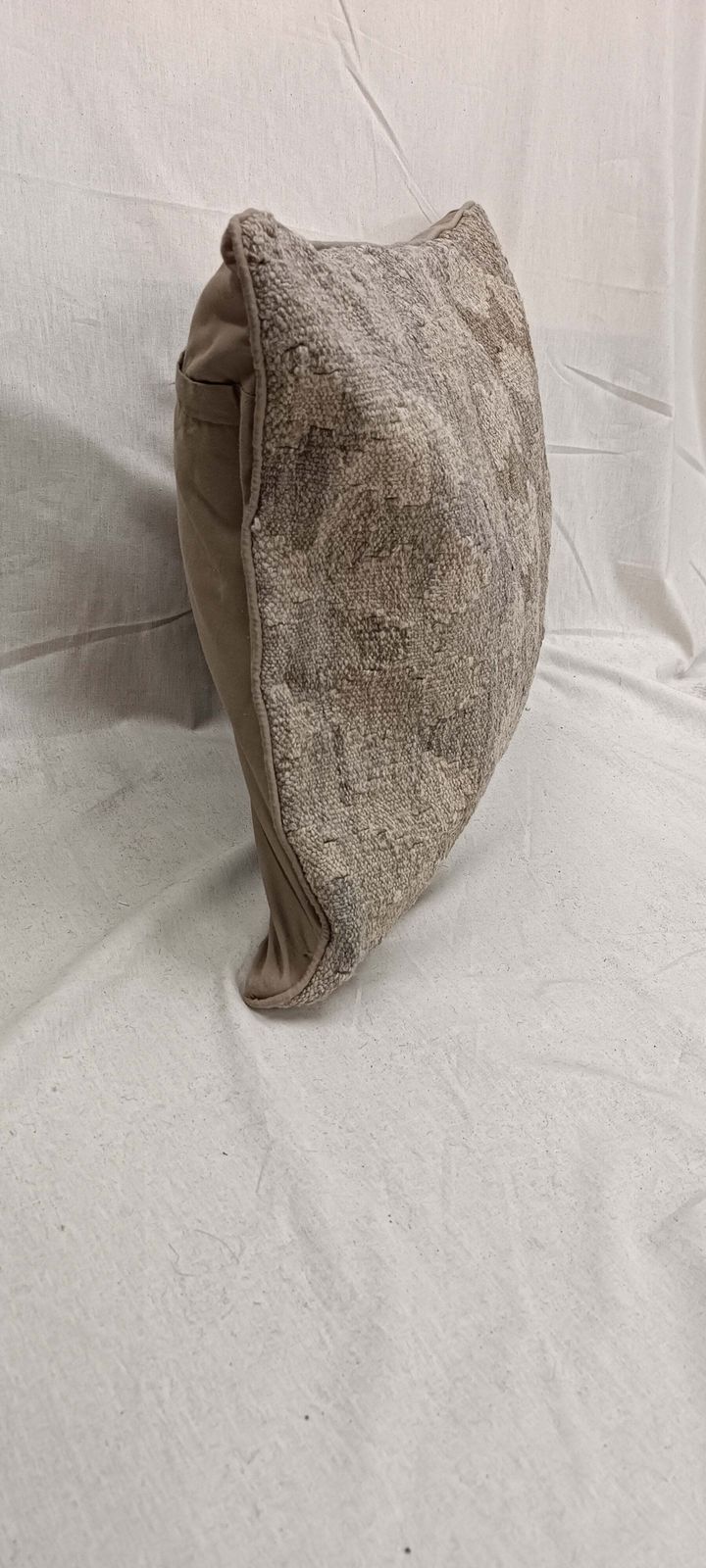 Geometrische grijze kussenhoes, vintage Afghaanse kilim kussen, modern woonaccent photo Textiel